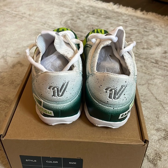 VARSITY sneakers, hand painted for Eagles Autism Challenge, size 7.5 - Picture 3 of 5